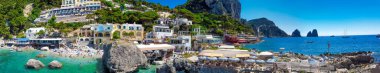 Capri 'deki Marina Piccola Sahili' nin panoramik hava görüntüsü İHA 'dan