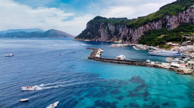 Liman bölgesi boyunca Capri 'nin güzel kıyı şeridi. İHA 'dan hava görüntüsü