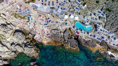 Yaz mevsiminde Anacapri Deniz Feneri Sahili 'nin muhteşem hava manzarası. İHA 'dan Spiaggia del Faro, İtalya
