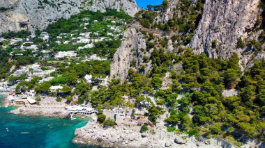 Marina Piccola, Capri 'de güzel bir sahil şeridi. İHA 'dan hava görüntüsü