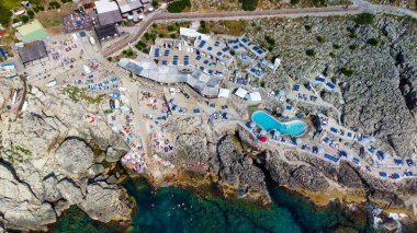 Yaz mevsiminde Anacapri Deniz Feneri Sahili 'nin muhteşem hava manzarası. İHA 'dan Spiaggia del Faro, İtalya