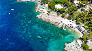 Marina Piccola, Capri 'de güzel bir sahil şeridi. İHA 'dan hava görüntüsü