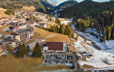 Kışın Sappada Vadisi 'nin güzel manzarası, İtalyan dolomitlerinin hava manzarası..