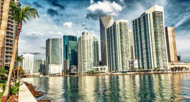 Brickell anahtar şehir Miami manzarası güzel güneşli bir günde Florida.
