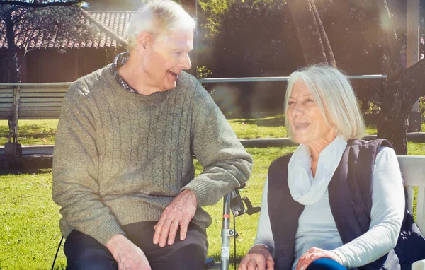 Mutlu Emekli Çift Güneşli Bir Günde Dışarıda Sohbet Ediyor — Stok fotoğraf