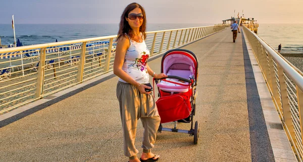 Mujer Feliz Aire Libre Con Hijo Recién Nacido Dentro Cuna — Foto de Stock