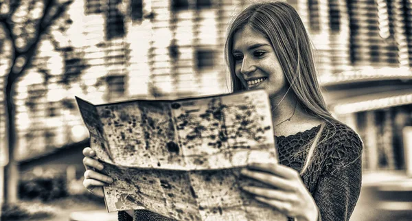 Felice Ragazza Bionda Guardando Mappa Durante Visita Della Città — Foto Stock