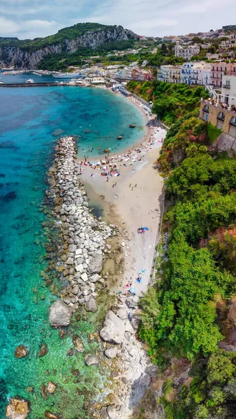 Panoraamanäköala Capri Port Beachille Caprissa Lennokista — kuvapankkivalokuva