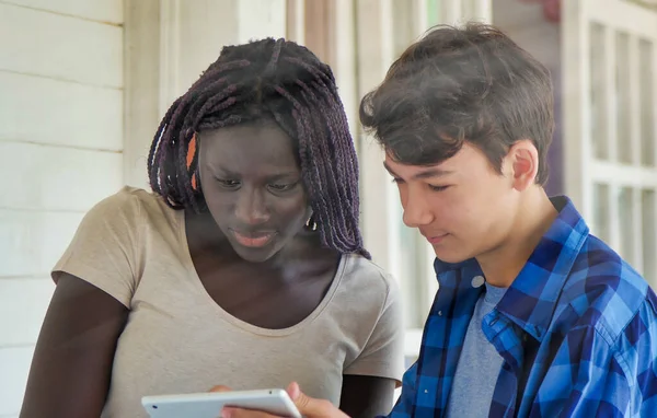アフリカ人女の子と話して学校で白人の学友 — ストック写真