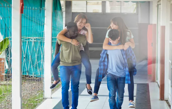 Tonåringar Grupp Multietniska Vänner Skolan Har Roligt Spargris Utomhus Korridoren — Stockfoto