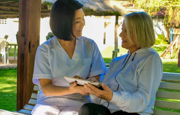 Médico Asiático Ayudando Anciana Jubilada Utilizando Tableta Jardín Concepto Felicidad — Foto de Stock