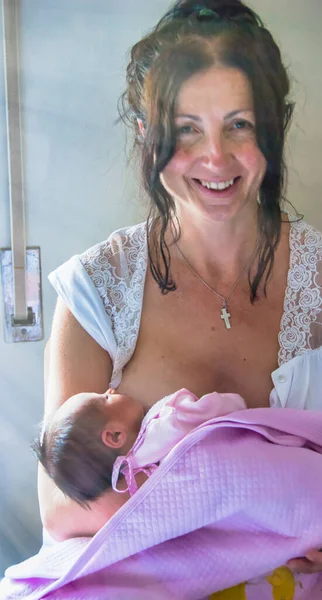 Mujer Años Amamantando Bebé Recién Nacido — Foto de Stock