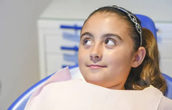 Giovane Ragazza Caucasica Felice Prima Della Pulizia Dentale Studio Dentistico — Foto Stock