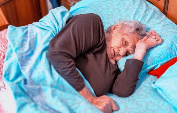 Oudere Vrouw Rustend Haar Bed — Stockfoto