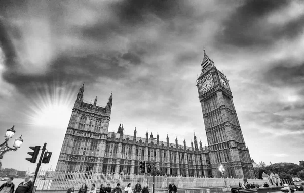 ロンドンだ ウェストミンスター宮殿と橋の上を歩く人々 — ストック写真