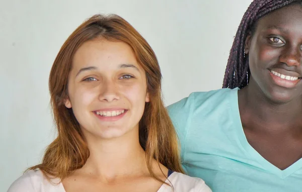白人とアフリカの10代の女性 — ストック写真