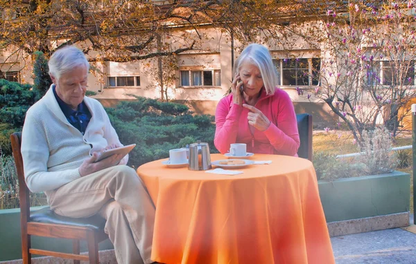 Caucasian Retired Couple Using Tech Gadgets Relaxing Garden Breakfast Retirement — Stock Photo, Image