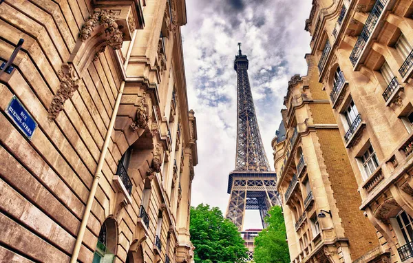 Der Eiffelturm Zwischen Städtischen Gebäuden Paris — Stockfoto