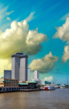 New orleans. Mississippi nehrinin günbatımında şehir manzarası ile.