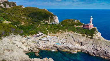 Yaz mevsiminde Anacapri Deniz Feneri Sahili 'nin muhteşem hava manzarası. İHA 'dan Spiaggia del Faro, İtalya