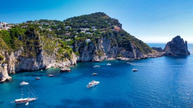 Faraglioni, İtalya, Capri 'deki Marina Piccola Sahili' nden. İHA 'dan hava görüntüsü