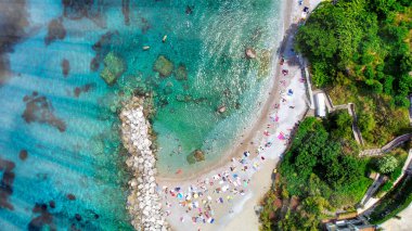 Liman bölgesi boyunca Capri 'nin güzel kıyı şeridi. İHA 'dan hava görüntüsü