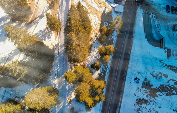Вид Воздуха Красивую Дорогу Вдоль Гор Зимой — стоковое фото