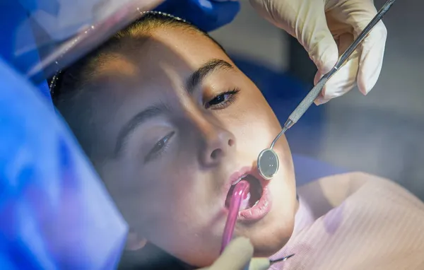 Mulher Caucasiana Jovem Com Dentista Luvas Látex Branco Verificar Condição — Fotografia de Stock