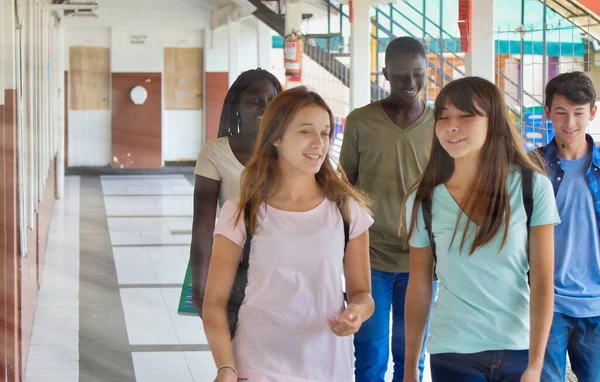 Amici Adolescenti Che Parlano Nel Corridoio Della Scuola Diversità Studenti — Foto Stock