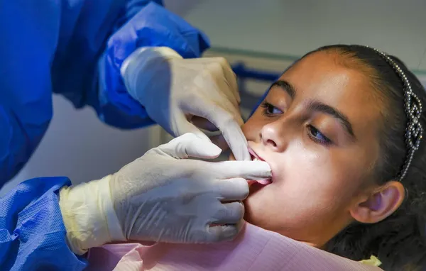 Jonge Blanke Vrouw Met Tandarts Witte Latex Handschoenen Controleren Conditie — Stockfoto