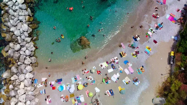 Yaz Mevsiminde Güzel Akdeniz Plajı Sahil Manzarası — Stok fotoğraf
