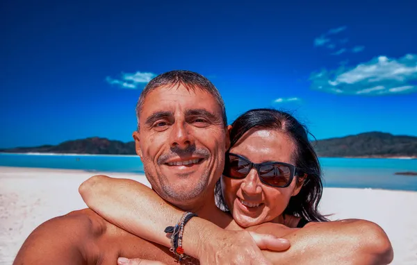 Gelukkige Vrouw Man Ontspannen Een Prachtig Strand — Stockfoto