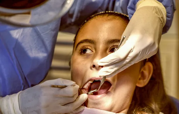 Giovane Femmina Caucasica Con Dentista Guanti Lattice Bianco Controllare Condizioni — Foto Stock