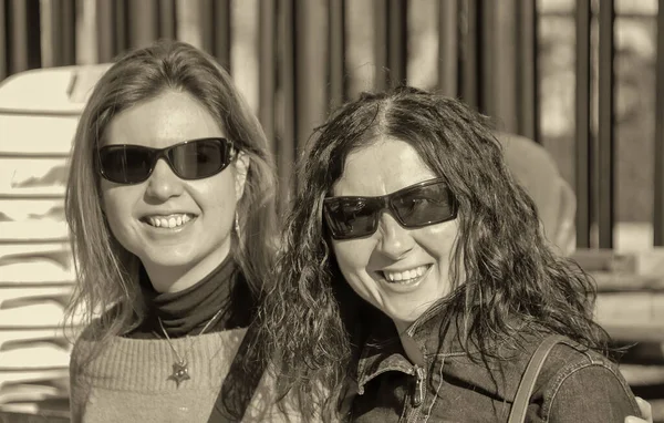 Şehre gelen mutlu iki bayan arkadaş..