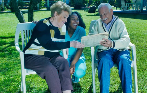 Junge Afrikanische Krankenschwester Lächelt Mit Älteren Rentnerehepaaren Garten Des Krankenhauses — Stockfoto