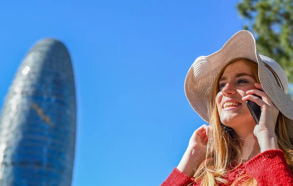 Chica Joven Aire Libre Visitando Ciudad Hablando Por Teléfono —  Fotos de Stock