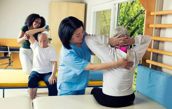 Ασκηθείτε Στο Γυμναστήριο Multi Φυλετική Εκπαιδευτές Βοήθεια Ηλικιωμένων — Φωτογραφία Αρχείου