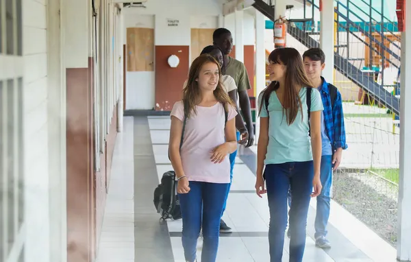 Multietniska Skolkamrater Går Skolkorridoren — Stockfoto