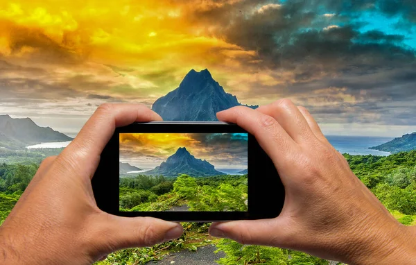 Man Vrouw Hand Vastleggen Polynesische Eiland Landschap Met Smartphone — Stockfoto