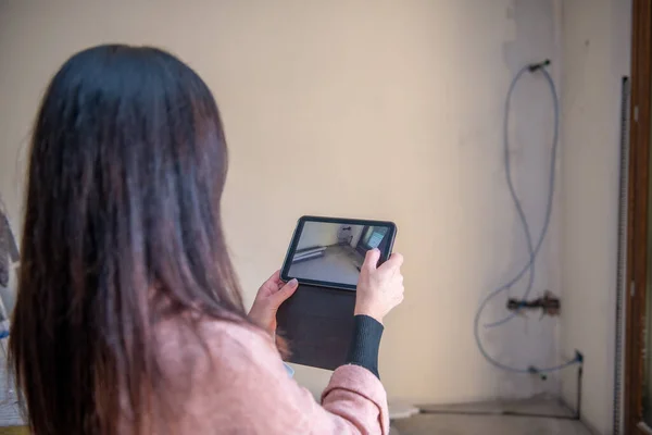 Kobieta Umieszcza Obiekt Rozszerzonej Rzeczywistości Pomocą Tabletu Przeprowadzka Nowego Domu — Zdjęcie stockowe