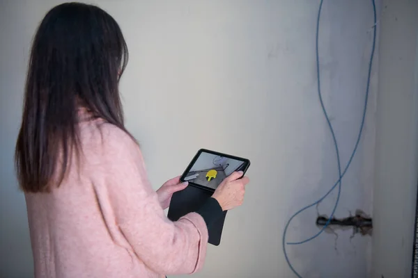 Mujer Colocando Objeto Realidad Aumentada Con Una Tableta Mudarse Nuevo — Foto de Stock