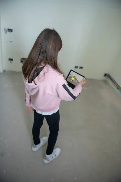 Jong Meisje Plaatst Object Augmented Reality Verhuizen Naar Een Nieuw — Stockfoto