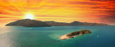 Whitsunday Adaları Parkı, Queensland, Avustralya. İnsansız hava aracından güzel deniz manzarası.
