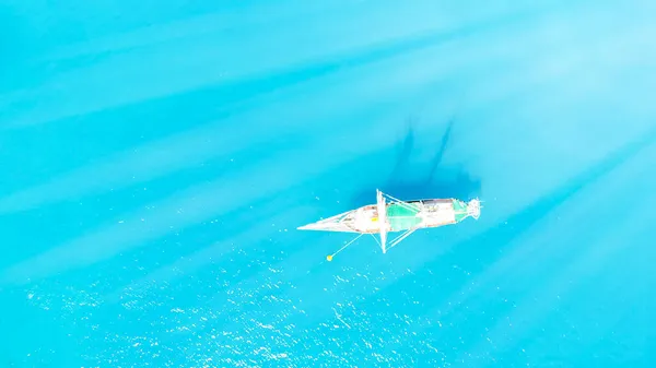 Nave Vela Naviga Meraviglioso Mare Cristallino Vista Aerea Dal Drone — Foto Stock