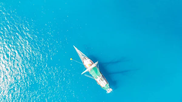 Sailing Ship Sails Wonderful Crystal Clear Sea Aerial View Drone — Stock Photo, Image