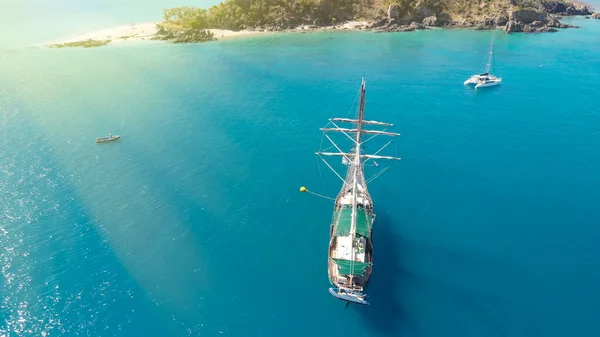 Sailing Ship Sails Wonderful Crystal Clear Sea Aerial View Drone — Stock Photo, Image