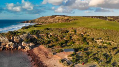 Kanguru Adası, Avustralya. Hava aracından gün batımında Shelly Sahili.