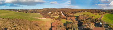 Kanguru Adası, Avustralya. Shelly Sahili 'nden gün batımında kırsal bölge, insansız hava aracı bakış açısı.