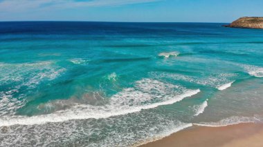İnsansız hava aracı Avustralya kıyı şeridi boyunca güzel dalgalara bakıyor..