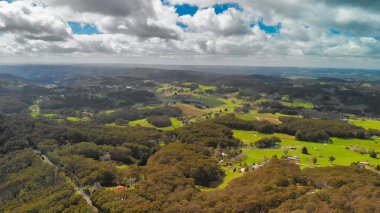 Adelaide kırsal hava manzarası Mount Lofty Koruma Parkı, Avustralya İHA 'dan.